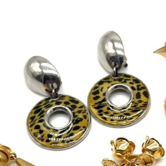 Berebi Leopard Print Hoop Dangle Clip On Earrings 2in - Picture 2 of 2